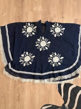 Vtg 1970’s Navy Floral Embroidered boho Poncho with White Lace Trim